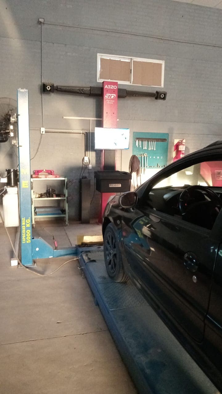 Alineadora en funcionamiento dentro de la gomeria