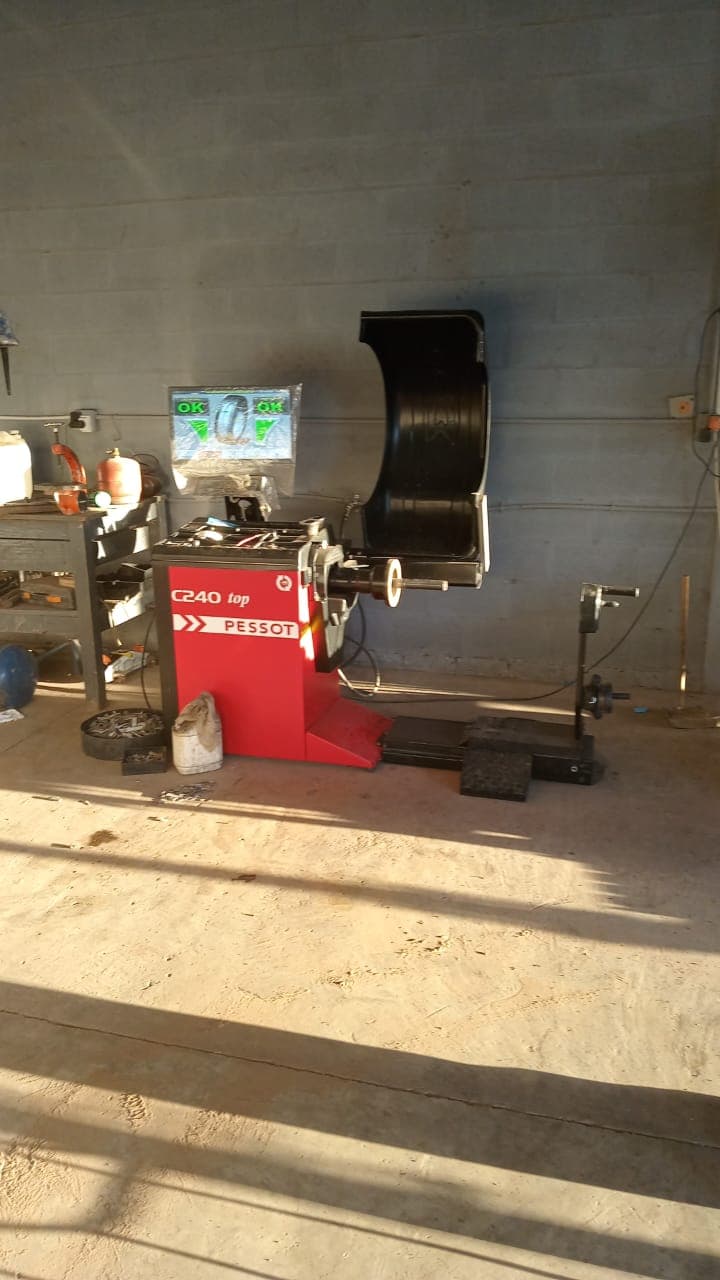 Balanceadora de ruedas dentro de la gomeria